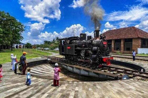 Naik kereta uap di Museum Ambarawa