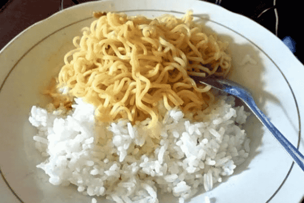 Cara ngonsumsi mie yang salah