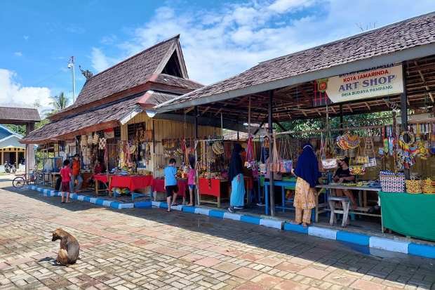 Wisata Adat Desa Dayak Pampang