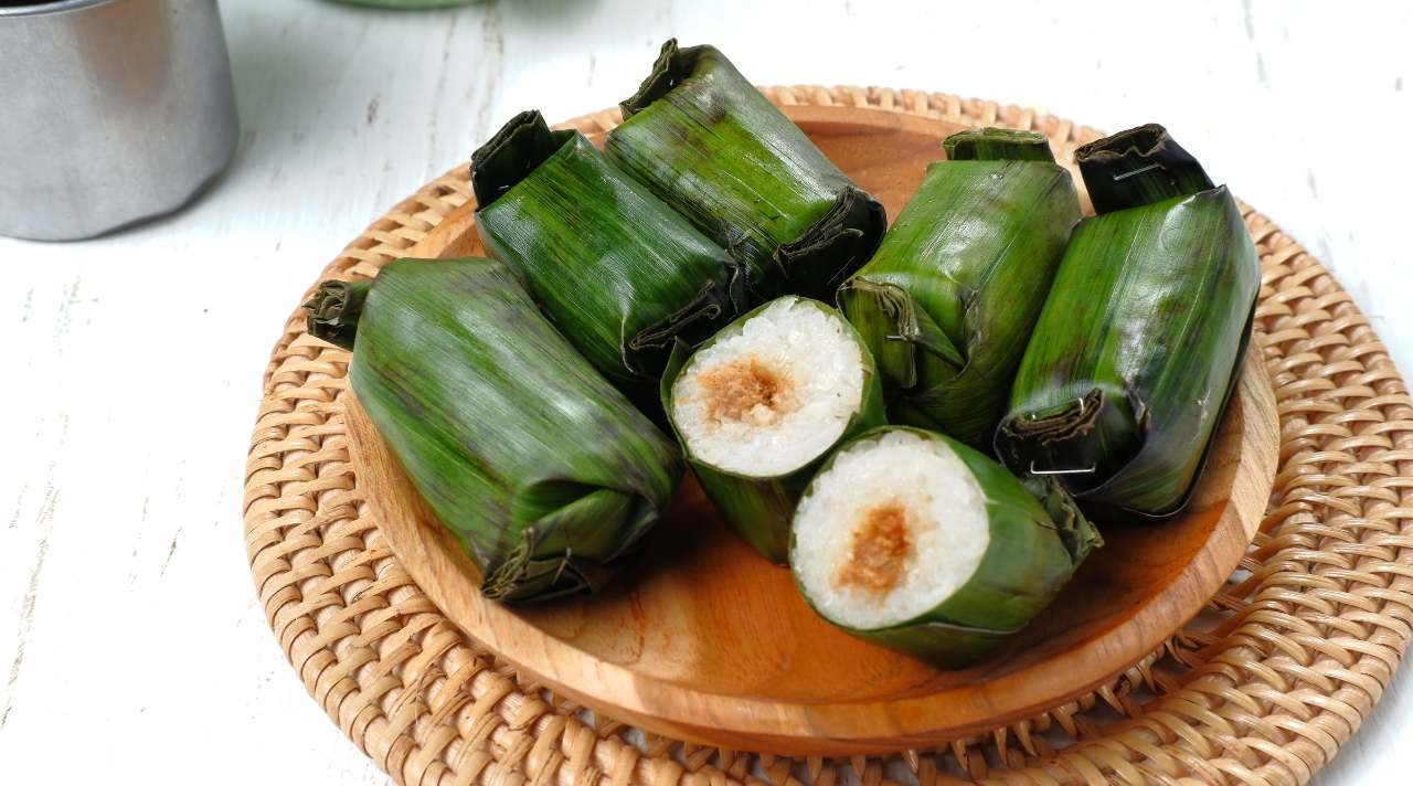 Mencicipi Lemper Ayam yang Lembut dan Beraroma Daun Pisang