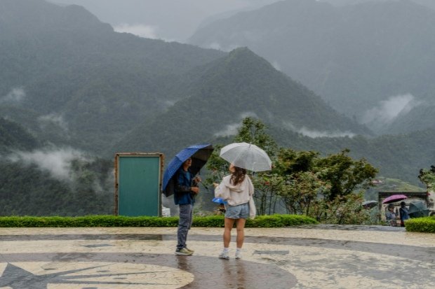 Pengalaman Lupa Bawa Payung di Tengah Hujan Deras