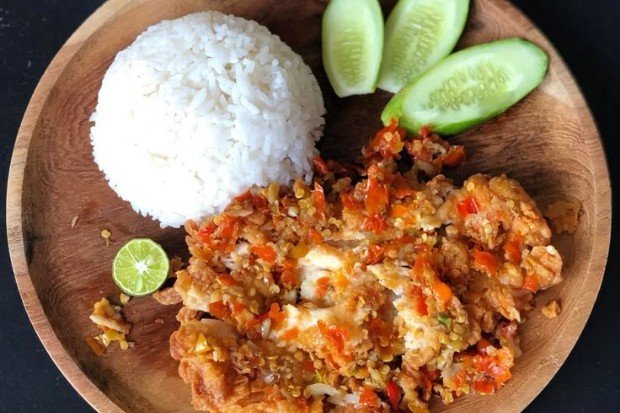 Cara Membuat Ayam Geprek Crispy di Rumah Ayam geprek crispy pedas dengan sambal dan nasi putih, disajikan dengan lalapan segar