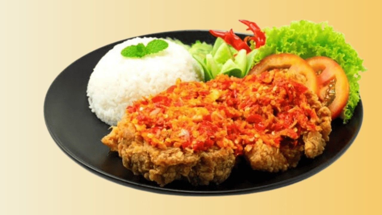 Ayam Geprek Spesial Pedas Crispy merupakan sajian dengan sambal korek merah yang melimpah, disajikan bersama nasi putih, lalapan timun, dan selada