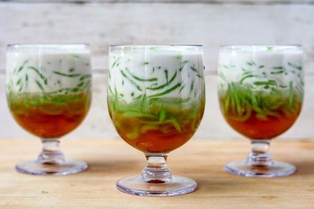 Tips Membuat Dawet Ayu Minuman tradisional dawet ayu Banjarnegara dengan cendol, santan, dan gula aren dalam gelas