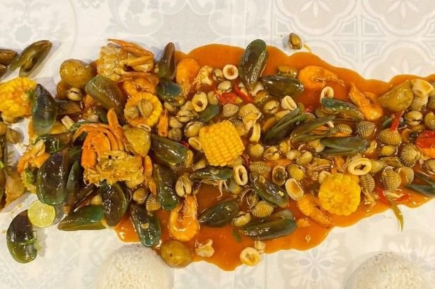 seafood tumpah dengan saus melimpah dan aneka seafood segar