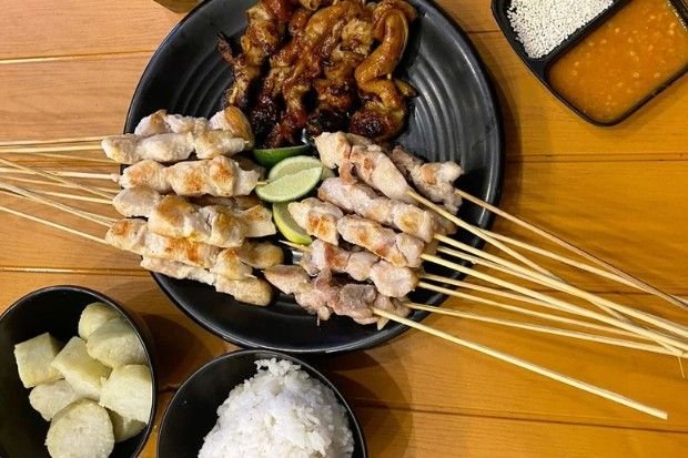 Aroma bakaran sate taichan yang menggoda saat dibakar di atas bara api