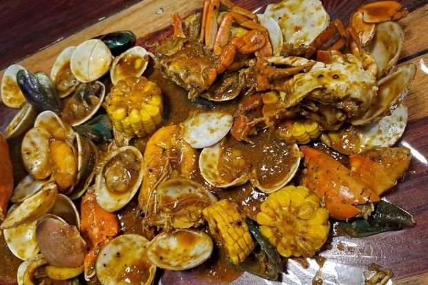 menikmati seafood tumpah dengan cara sederhana dan lezat