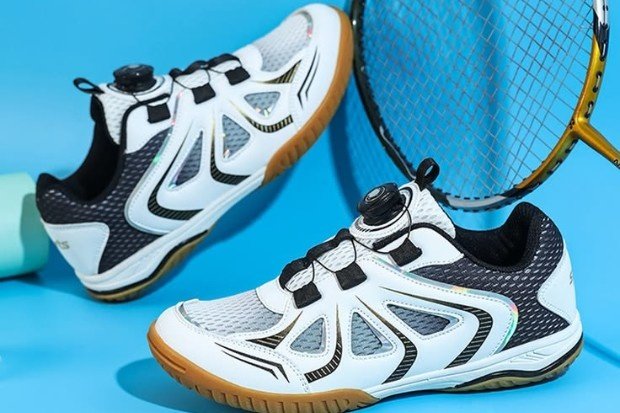 Ciri sepatu badminton berkualitas dengan desain nyaman, ringan, dan kuat untuk mendukung pergerakan cepat saat bermain badminton.