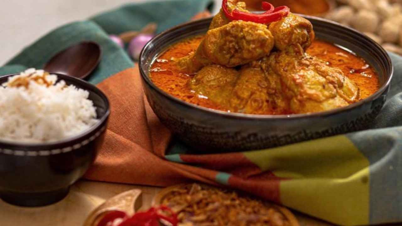 gulai ayam khas nusantara dengan warna kuah kuning keemasan