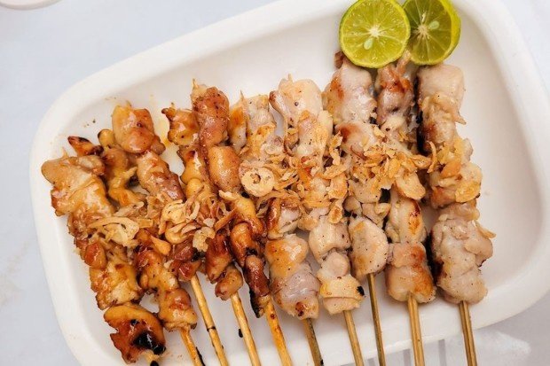 Sate taichan ramai pembeli karena rasa pedas dan aroma bakarnya yang khas