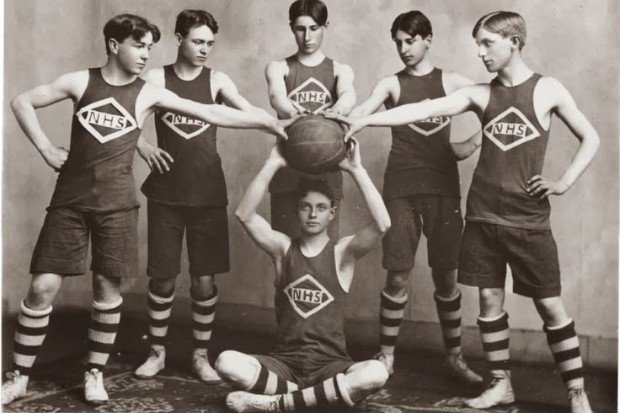 Sejarah singkat permainan bola basket yang diciptakan oleh James Naismith di Amerika Serikat