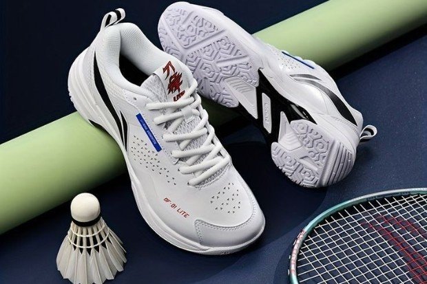 Tips memilih sepatu badminton yang tepat agar nyaman digunakan, ringan saat bergerak, dan aman untuk bermain di lapangan badminton.