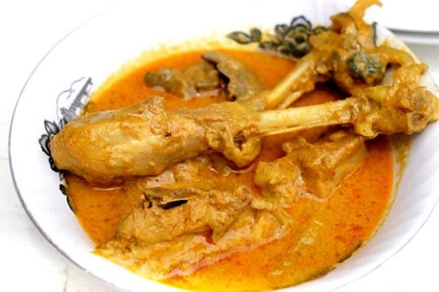 proses memasak gulai ayam dengan santan dan bumbu halus