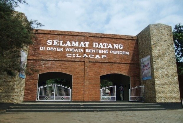 gerbang-masuk-wisata-benteng-pendem