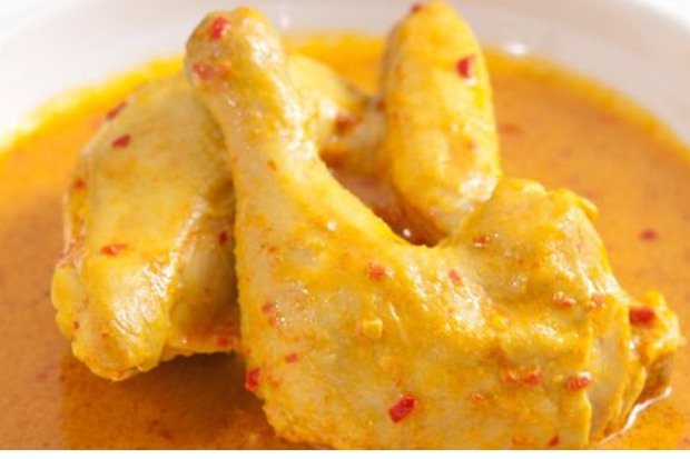 hidangan gulai ayam rumahan dengan nasi putih dan sambal