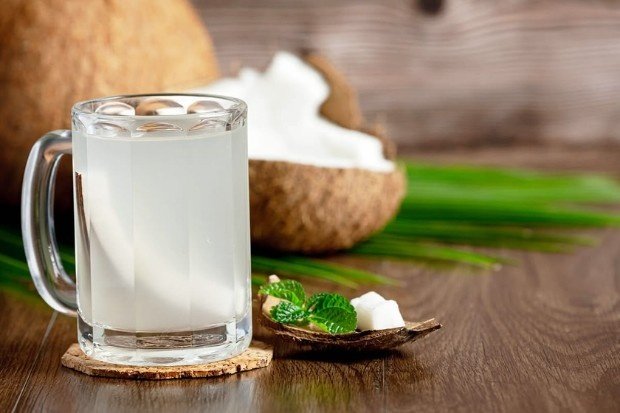 Air kelapa alami di dalam buah kelapa muda