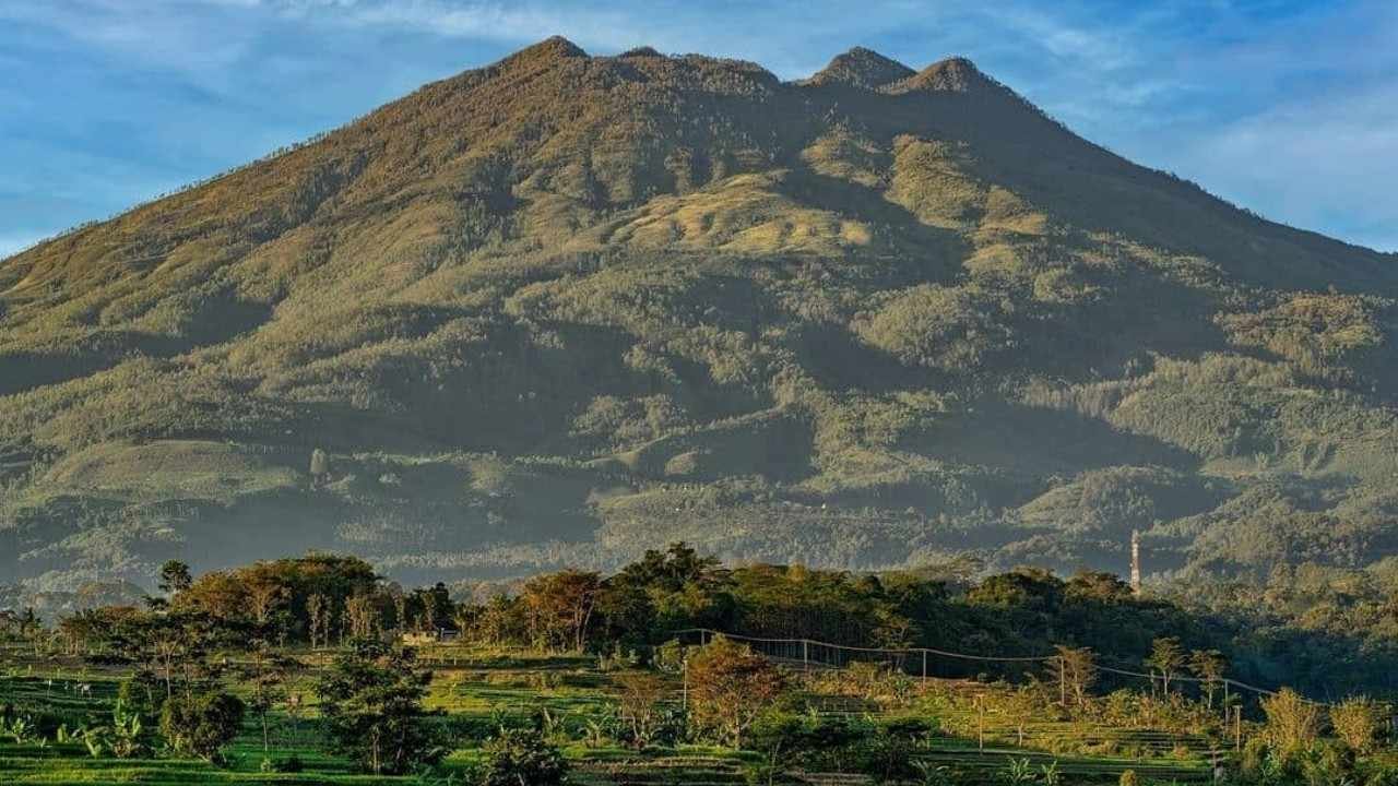 Panorama Gunung Lawu dengan jalur pendakian dan pemandangan alam yang indah