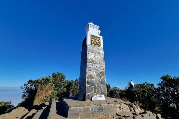 Puncak Hargo Dumilah sebagai titik tertinggi Gunung Lawu