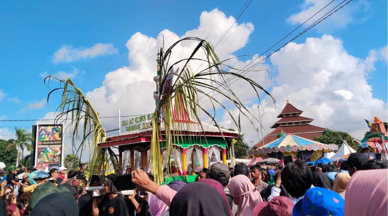 Sedekah Laut Cilacap 2026 di Pantai Teluk Penyu yang dihadiri ribuan warga