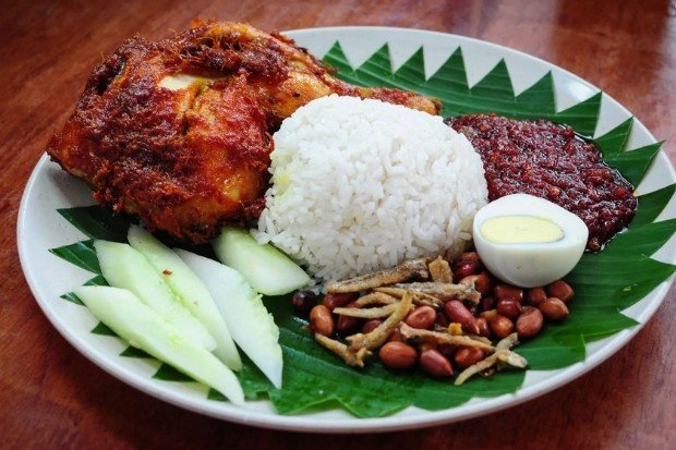 Nasi lemak dengan nasi gurih dan lauk pelengkap