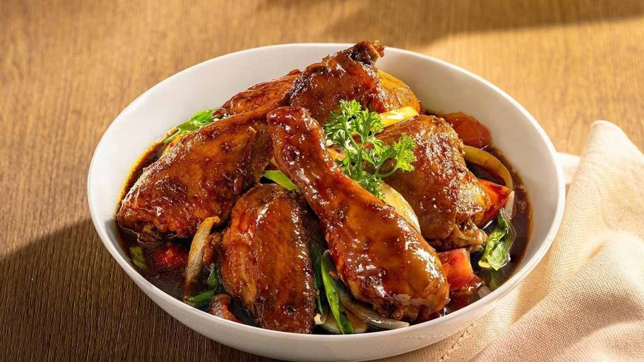 Ayam kecap gurih dan manis dengan bumbu yang meresap