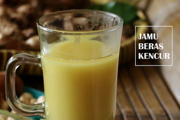 Jamu beras kencur tradisional dalam sajian segar