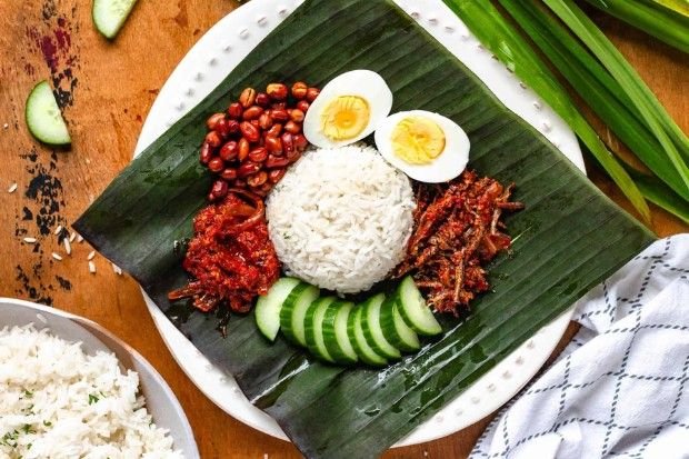 Ciri khas nasi lemak dengan sambal, ikan teri, kacang, dan telur