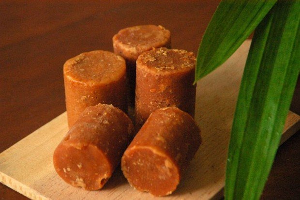 Gula jawa dengan warna cokelat dan cita rasa karamel khas