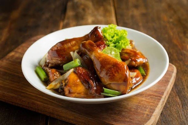 Sajian ayam dengan nasi hangat dan pelengkap