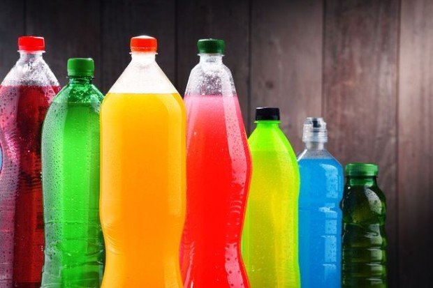 Memeriksa kandungan gula dan informasi nutrisi sebelum memilih minuman kemasan