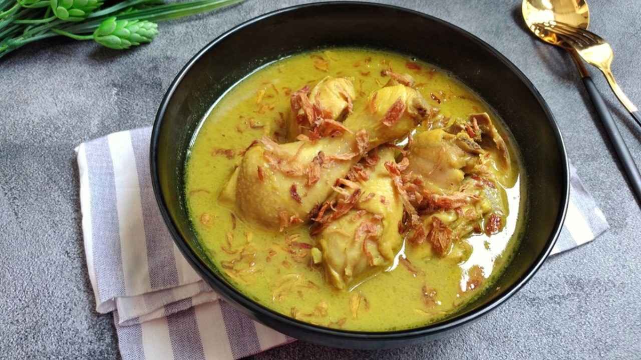 Opor Ayam Nikmat dengan Perpaduan Santan dan Rempah Pilihan