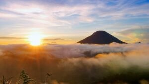 Bukit Sikunir, Pesona Golden Sunrise yang Memikat