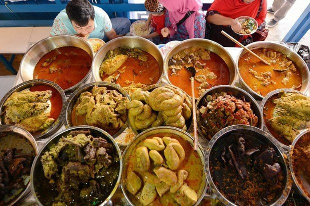 Penyajian lauk di rumah makan khas Minang