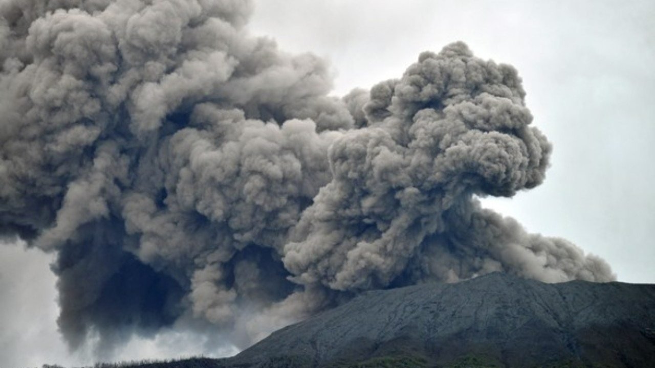Abu vulkanik mengancam lingkungan setelah letusan gunung berapi