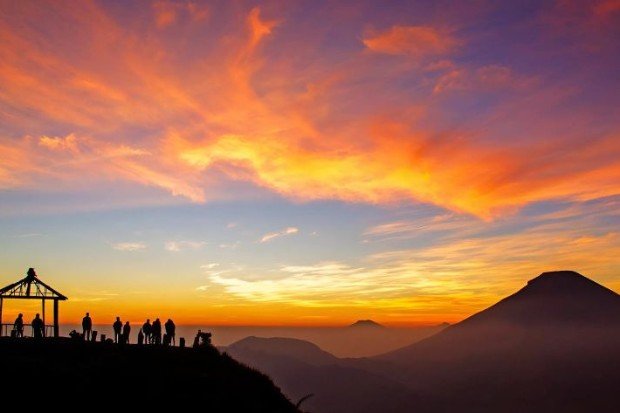 Bukit Sikunir dengan pemandangan golden sunrise di Dieng