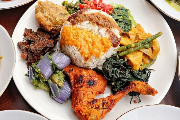 Rendang dan lauk khas Minang dengan bumbu rempah