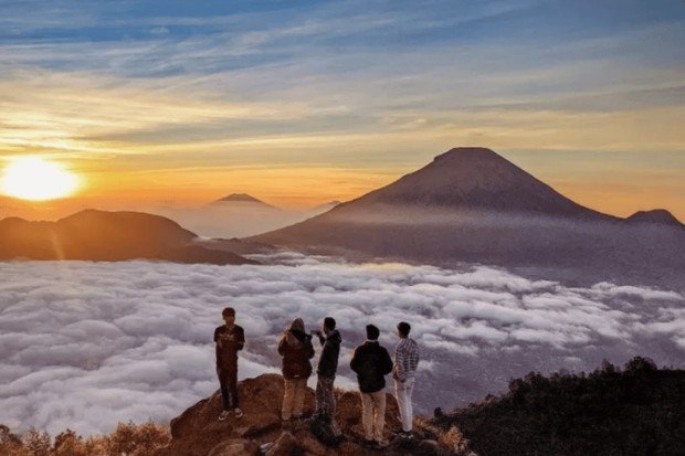panorama pegunungan dari kawasan Bukit Sikunir