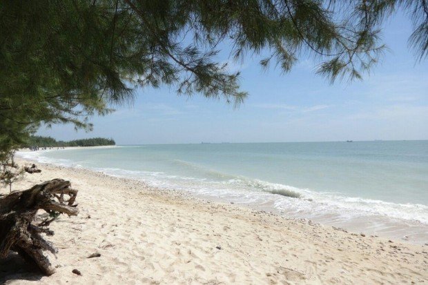 Hamparan pasir putih dan laut biru di kawasan pantai