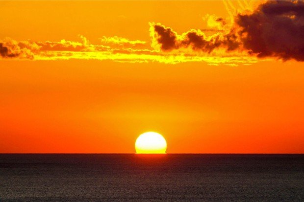 Sunset adalah proses saat matahari perlahan terbenam di langit