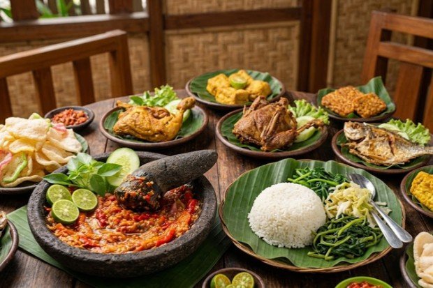 Sambal tempong dengan nasi dan lauk favorit