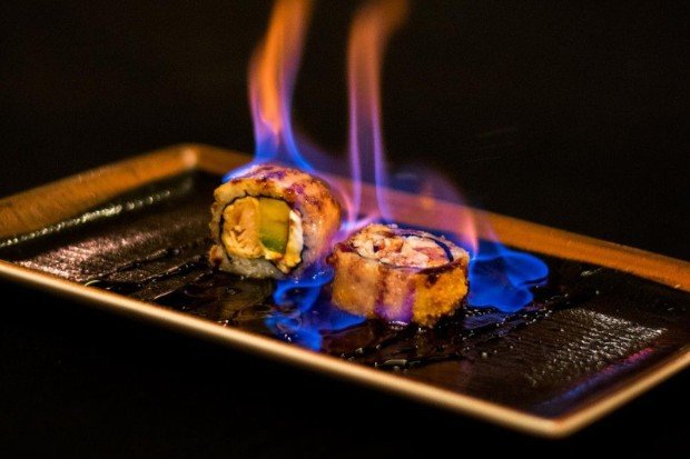 Sushi dengan saus mentai yang mendapat sentuhan torch