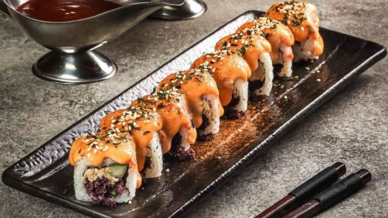 Sushi mentai dengan saus creamy dan isian yang menggugah selera