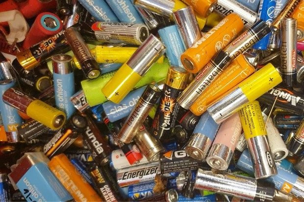 menyimpan baterai dengan aman dan memilah baterai bekas