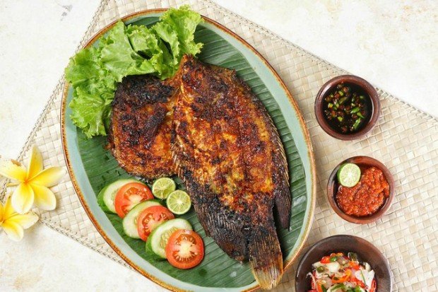 Hidangan nila bakar dengan nasi dan sambal